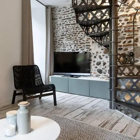 Villa Maison Et Attenant Pour 10 Personnes Avec Terrasse, Cour Et Parking