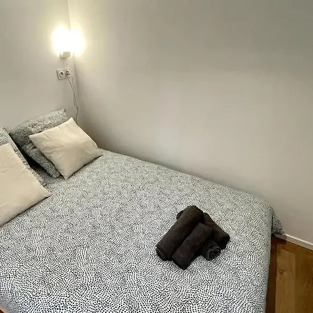Villa Maison Et Attenant Pour 10 Personnes Avec Terrasse, Cour Et Parking