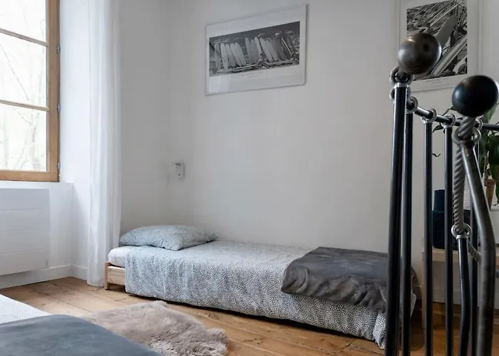 Maison Et Attenant Pour 10 Personnes Avec Terrasse, Cour Et Parking Villa *
